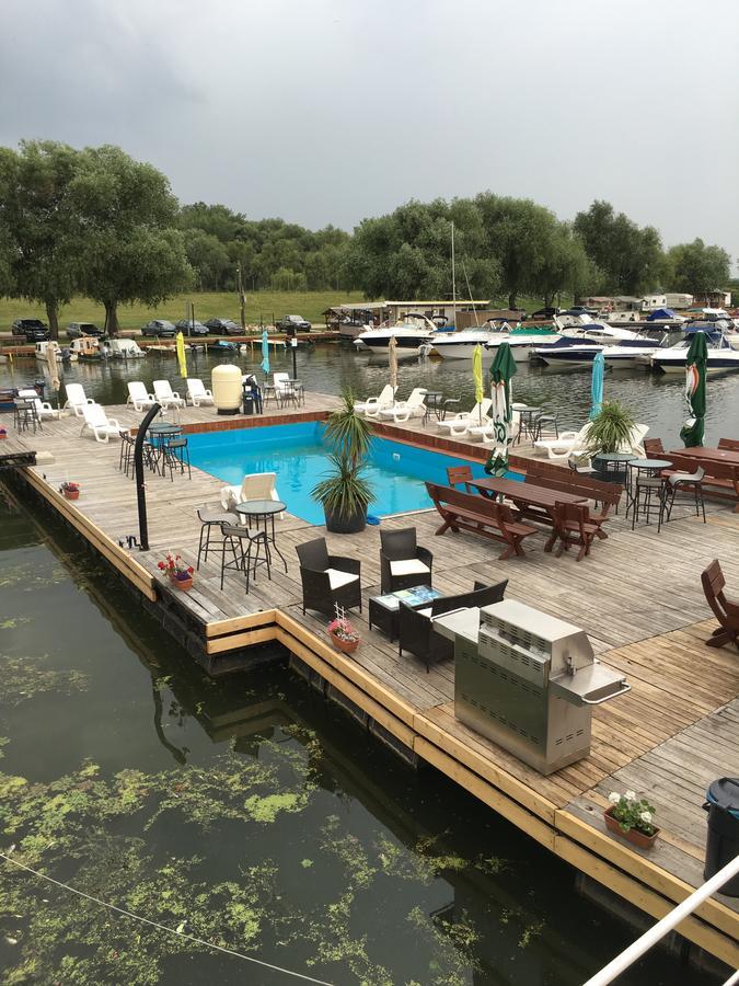 Tuenderfatyol**** Szallodahajo Abadszalok Luaran gambar